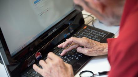 Über das Internet könnten Senioren in der Coronakrise in Kontakt mit der Außenwelt bleiben. (Symbolbild)