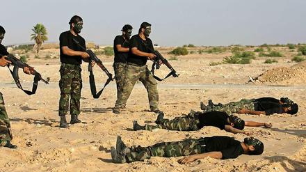 Kämpfer des "islamischen Dschihad" üben die Erschießung von Gefangenen.