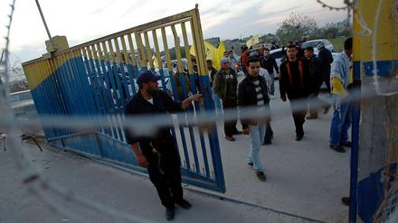 Angehörige von Gefangen warten am Grenzübergang in Rafah auf die Freilassung.