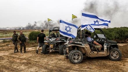 Zwei Dünen-Buggies mit Israelis parken in der Nähe des Grenzstreifens zu Gaza.