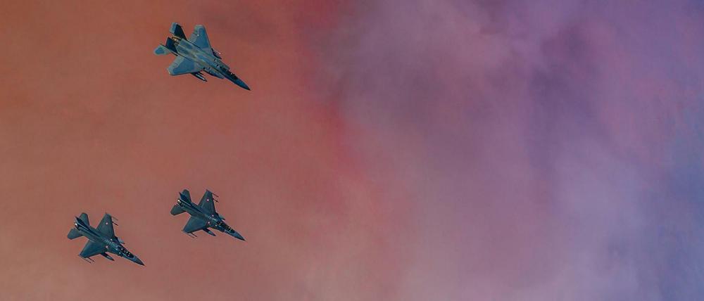 U.S. Air Force F-15C Eagles fliegen im Rahmen einer Nato-Übung mit türkischen F-16C Fighting Falcons.
