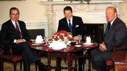 Der frühere Außenminister George Shultz (rechts) mit den ehemaligen Präsidenten George Bush (links) und Ronald Reagan im Jahr 2011.