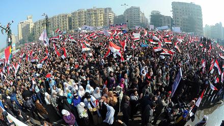 Tausende Menschen sammeln sich auf dem Tahrir-Platz.