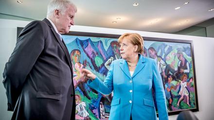 Bundeskanzlerin Angela Merkel (CDU) und Innenminister Horst Seehofer (CSU) am Mittwoch vor Beginn der Sitzung des Bundeskabinetts im Kanzleramt. 