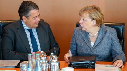 Bundeskanzlerin Angela Merkel (CDU) und Bundeswirtschaftsminister Sigmar Gabriel (SPD) unterhalten sich Mitte August im Bundeskanzleramt in der Sitzung des Bundeskabinetts. 