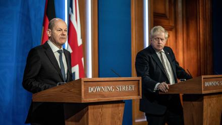 Bundeskanzler Olaf Scholz (SPD) gibt zusammen mit Premier Boris Johnson nach den Gesprächen eine Pressekonferenz.