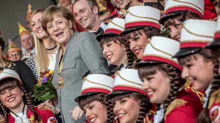 Mehr Energie, mehr Farbe! Die Kanzlerin am Dienstag beim Empfang des Bundes Deutscher Karneval in Berlin.