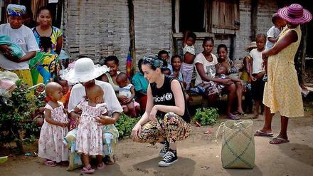 Unicef gilt als relativ effizient im Umgang mit Hilfsgeldern. Das Kinderhilfswerk kann auf prominente Helfer zählen. Das Foto zeigt die Sängerin Katy Perry bei einem Besuch in Madagaskar. 