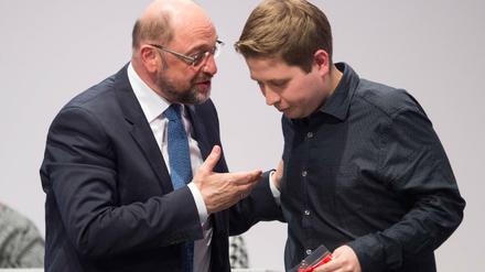 Zwei, die miteinander reden müssen: Groko-Befürworter Martin Schulz und Groko-Gegner Kevin Kühnert.