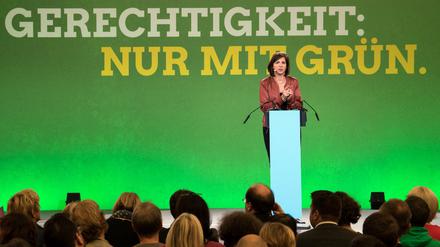 Der Spitzenkandidatin der Grünen, Katrin Göring-Eckardt, spricht in Berlin auf dem Kleinen Parteitag ihrer Partei.