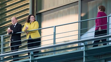 Scheinbar entspannt. Olaf Scholz, Andrea Nahles und Angela Merkel vor dem Koalitionsausschuss auf dem Balkon des Kanzleramts. 