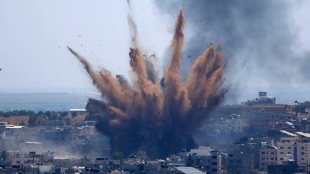 Rauch steigt in Gaza nach einem israelischen Luftangriff auf.