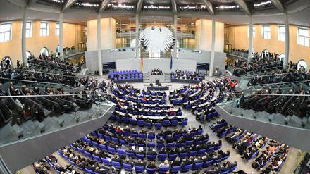 Hauptursache für die hohen Personalkosten des Bundestages sei die stark gestiegene Zahl der Abgeordneten.