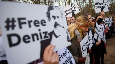 Demonstranten halten am 28.02.2017 vor der Türkischen Botschaft in Berlin Schilder mit der Aufschrift "#FreeDeniz" für die Freilassung des deutschen Journalisten Deniz Yücel in die Höhe. 