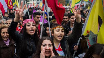 Kurden demonstrieren am 05.11.2016 in Köln gegen die Festnahme führender Oppositions-Politiker in der Türkei.