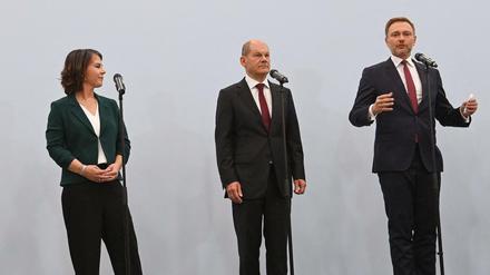 (L-R) The co-leader of Germany&amp;apos;s Greens (Die Gruenen) party Robert Habeck, co-leader of Germany&amp;apos;s Greens (Die Gruenen) party and Chancellor candidate for the 2021 federal election Annalena Baerbock, German Finance Minister, Vice-Chancellor and the Social Democratic SPD Party&amp;apos;s candidate for chancellor Olaf Scholz listen as Germany&amp;apos;s Free Democratic Party (FDP) leader Christian Lindner speaks during a press conference after a session of exploratory talks with leading members of the social democratic SPD party, the Greens and the free democratic FDP party on October 15, 2021 in Berlin. - Germany&amp;apos;s Social Democrats, Greens and liberal FDP have forged a preliminary agreement to build the country&amp;apos;s next government, Finance Minister Olaf Scholz said Friday after a series of three-way discussions. (Photo by CHRISTOF STACHE / AFP)