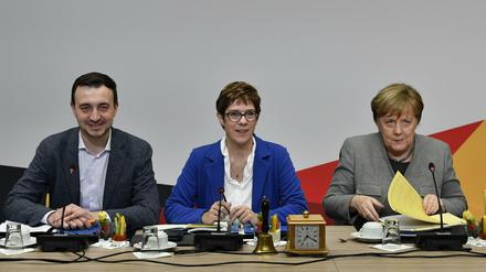 CDU-Generalsekretär Paul Ziemiak, CDU-Bundesvorsitzende Annegret Kramp-Karrenbauer und Kanzlerin Angela Merkel.