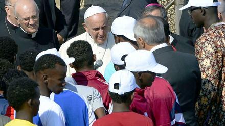 Der Papst im Gespräch mit Migranten auf Lampedusa