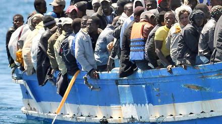 Überfülltes Boot mit Flüchtlingen vor der italienischen Insel Lampedusa.