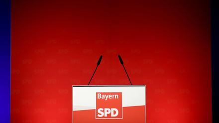 Das Rednerpodest beim Landesparteitag der SPD in Bayern, bei dem die Landesvorsitzende Natascha Kohnen wiedergewählt wurde.