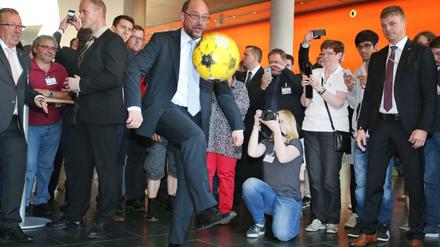 Immer schön den Ball flach halten: SPD-Chef Martin Schulz zeigt auf dem Parteitag der Bayern-SPD, was er drauf hat.