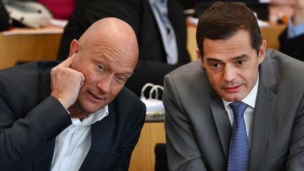 Thüringens Ministerpräsident Thomas Kemmerich (l) und der Fraktionsvorsitzender der FDP Mike Mohring im Landtag.