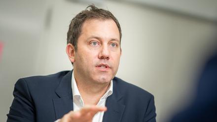 Lars Klingbeil, SPD-Bundesvorsitzender, spricht bei einem dpa-Interview (Archivbild).