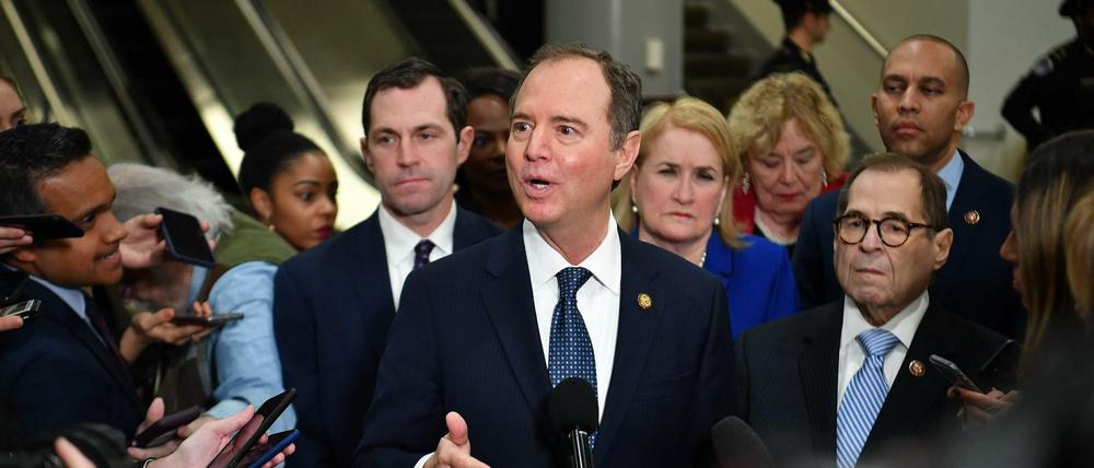 Der Anklageführer der Demokraten, Adam Schiff (Mitte) tritt am Mittwoch in Washington vor die Presse.