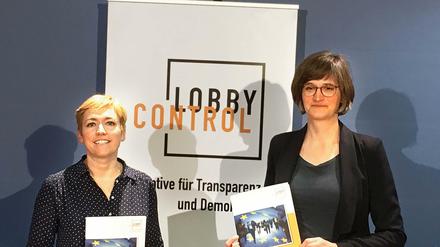 Nina Katzemich (links) und Imke Dierßen wollen mehr Transparenz in Brüssel.