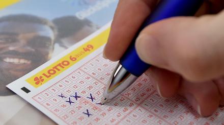 Lottospieler müssen ab dem 23. September 20 Cent mehr pro Tipp bezahlen - also 1,20 Euro. Dafür soll es im Gegenzug aber höhere Gewinne geben: