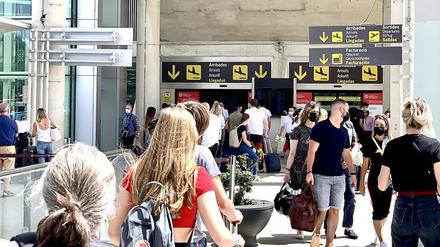 Reisende am Flughafen von Palma de Mallorca bereiten sich auf ihre Rückkehr nach Deutschland vor. 