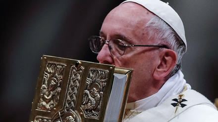 Papst Franziskus am Samstag bei der Feier der Osternacht im Petersdom.