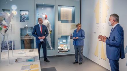 Bundeskanzlerin Angela Merkel und Gesundheitsminister Jens Spahn zu Besuch bei RKI-Präsident Lothar Wieler, Präsident des Robert Koch-Instituts.