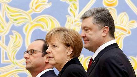 Frankreichs Präsident Francois Hollande, Bundeskanzlerin Angela Merkel und der ukrainische Präsident Poroschenko.