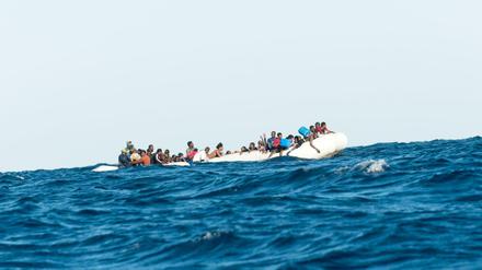 Flüchtlinge auf einem Schlauchboot auf dem Mittelmeer (Archivbild von 2018)