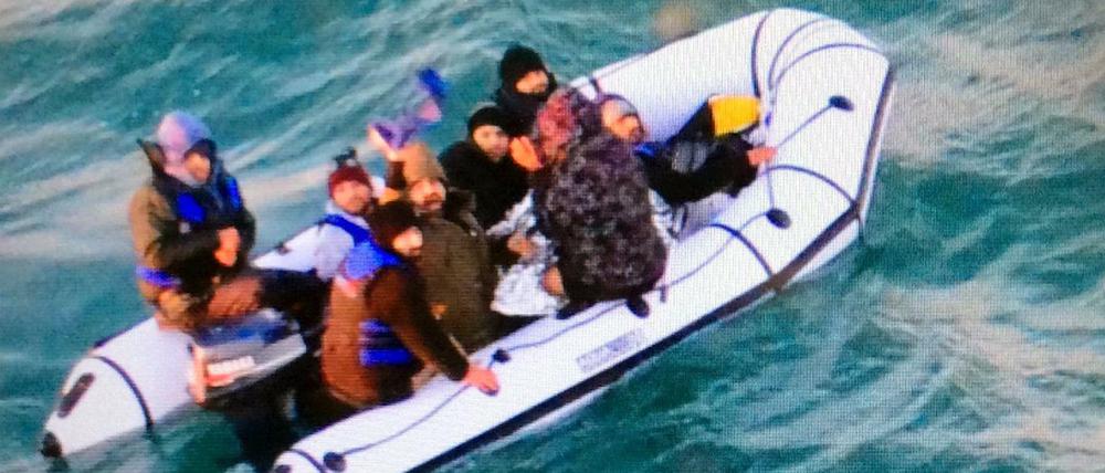 Die Flüchtlinge auf diesem Boot mussten von der französischen Marine gerettet werden