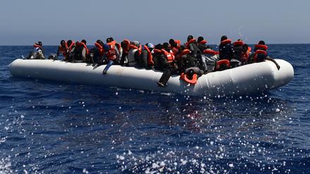 Menschen, die vor der libyschen Küste Ende Mai 2016 von einem Schiff der Organisation "Ärzte ohne Grenzen" aufgegriffen wurden.