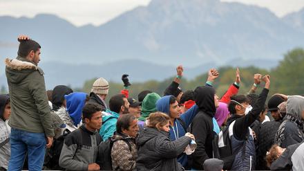 Flüchtlinge warten bei Salzburg auf die Einreise nach Deutschland. Zwei Drittel aller Deutschen würden es laut dem ZDF-Politbarometer befürworten, wenn die Migranten anschließend in einer Transitzone registriert werden würden. 