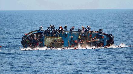 Rette sich, wer kann: Immer wieder kommen viele Menschen bei der Überfahrt von Libyen nach Europa ums Leben.