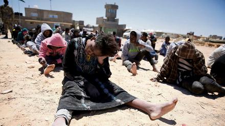 Rechtlos, hilflos, schutzlos. Afrikanische Flüchtlinge werden in Libyen oft misshandelt und werden unter katastrophalen Bedingungen gefangen gehalten.