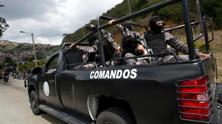Soldaten führen einen Einsatz gegen Aufständische in Araguaney, Caracas (Venezuela) durch. 