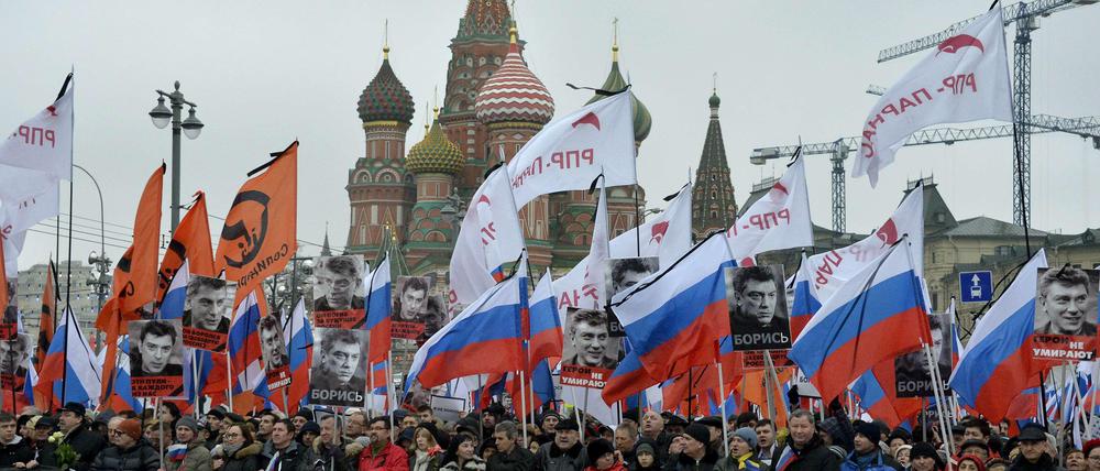 16.000 Menschen sind in Moskau auf die Straße gegangen, um am Trauermarsch für Boris Nemzow teilzunehmen.