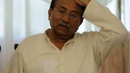 Pakistans Ex-Machthaber Musharraf floh vor laufenden Kameras aus dem Gericht in Islamabad.