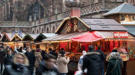 Menschen gehen einige Tage nach dem Attentat über den Weihnachtsmarkt in Straßburg.