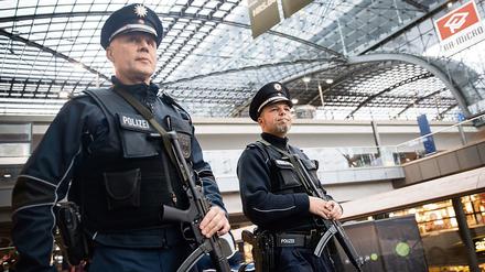 Sicherheitsvorkehrungen: Beamte der Bundespolizei patrouillieren auf dem Berliner Hauptbahnhof.