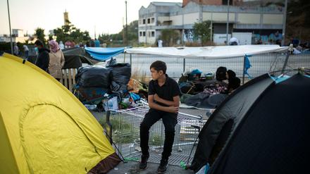 Planen und Campingzelte ersetzen vorerst die Zelte, in denen die vielen Flüchtlinge in dem völlig überfüllten Lager Moria gelebt haben. 