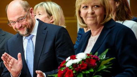 Kanzlerkandidat klatscht für Wahlverliererin: Martin Schulz am Montag im Willy-Brandt-Haus mit der abgewählten NRW-Ministerpräsidentin Hannelore Kraft.