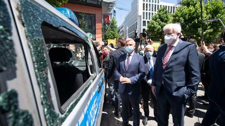 Politprominenz am demolierten Polizeiauto: Am 22. Juni besichtigten Bundesinnenminister Seehofer (r.) und Landesinnenminister Thomas Strobl den Tatort in der Stuttgarter City. 