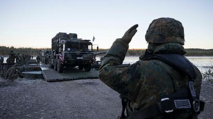 Fahrzeuge einer Patriot-Kampfstaffel verlassen ein Amphibienfahrzeug der Bundeswehr.
