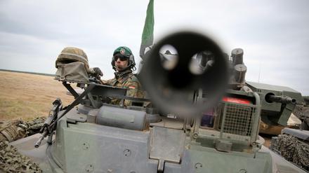 Ein deutscher Soldat in einem Schützenpanzer Marder bei einem Nato-Manöver 